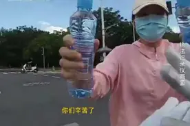 这两瓶普通的矿泉水，将清凉值勤交警整个夏天图片