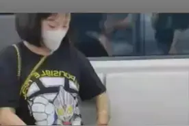 太有爱了！女生乘地铁与男童拍衣对暗号，网友：这是找到组织了图片