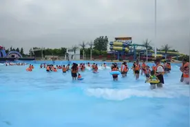 冲浪、水枪大战玩“嗨”了！潍坊水上乐园“清凉之旅”点燃夏日激情图片