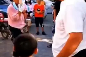 女子从骑车老人后座强行抱走男童，警方：孩子无大碍图片