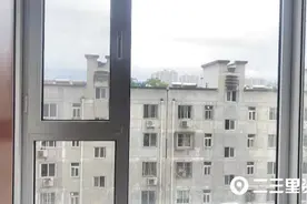 “未凸出楼体为啥不让装？”窗户安装防护网遭物业阻拦图片