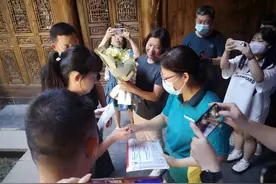 他十余年资助的贫困学子考入清北20余人，今年女儿也考入北大图片