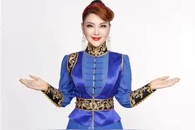 还是喜欢舞台上与歌迷热情互动的乌兰图雅图片