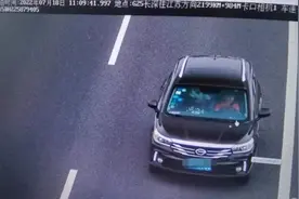 吓人！12岁哥哥偷开汽车带妹妹上高速狂飙一百多公里图片