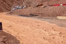 新疆一景区突发泥石流，官方回应：游客已疏散，无人受伤图片