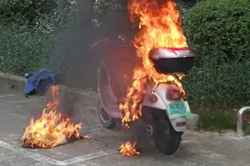 10分钟烧得只剩铁架！高温天气致电单车频频自燃？专家提醒切勿暴晒电池图片
