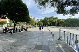 柳州车主把“背锅”照片发到朋友圈，评论区吵翻了！最新调查来了图片