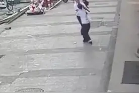 ​惊险瞬间！女童从六楼坠楼，嘉兴桐乡两位“90后”徒手接娃图片