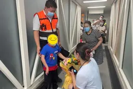 今天，和田断臂男孩回家了图片