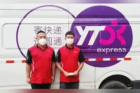 上海一老人不慎从阳台跌落，快递小哥用身体托举老人直至获救图片