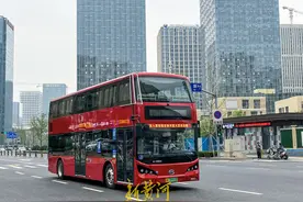 红色双层公交车上路试行 本周末正式开通图片