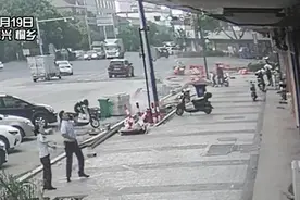 女童坠楼被路人一把接住！后续来了图片