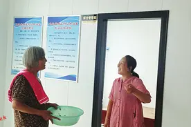 村民家门口洗上热水澡 身体舒服了心里更畅快图片