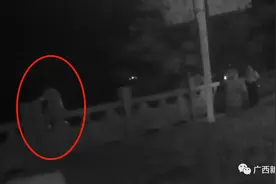 百色一女子跟老公吵架后爬上河堤护栏，民警一把抱回图片