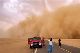 震撼！青海一地遭遇沙尘暴 巨型"沙墙"扑面而来 路上车辆匆忙逃离图片