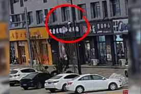 行长助理回忆徒手接住坠楼女童全过程：冲过去前打了救援电话视频封面