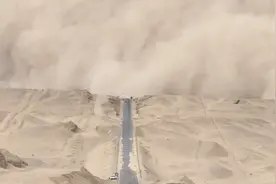 震撼！青海一地遭遇沙尘暴 巨型沙墙扑面而来 路上车辆匆忙逃离图片