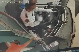 粗心乘客丢2万余元存单 公交司机15分钟完璧归赵图片