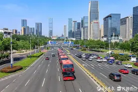 济南双层巴士“红奔奔”今日正式上路运行，时尚靓丽全景观光图片