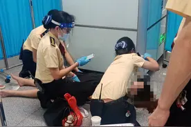 孕妇低血糖晕倒在地铁站台，工作人员及时救助脱险图片