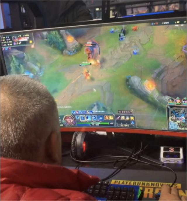 游戏世界里的银发玩家