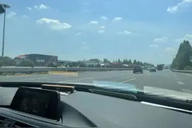 “今天杭甬高速咋回事？堵了40分钟”，高温天遇堵车的杭州杨女士：裸露皮肤在冒烟图片