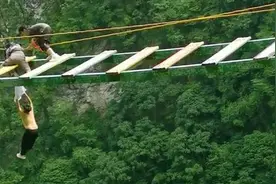 恩施地心谷有游客从悬空吊桥坠落，景区：人无大碍，涉事项目“步步惊心”临时关闭视频封面