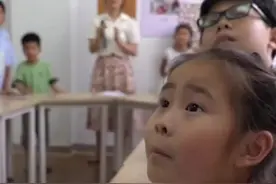 7岁女儿怕爸爸工作累，心疼哭了图片