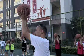 毕业后回母校当老师 杨毅用爱心传递爱暑期体育老师为新生免费上篮球课学生家长都点赞图片