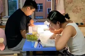 考研情侣视频记录每日学习：相互陪伴让彼此一起奔向更好的目标图片