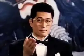 年轻时和成龙、林青霞、周星驰演戏，现在隐居河北和老乡唠嗑——68岁老牌港星的“夕阳红”图片