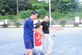 卡住了！“熊孩子”手戴榨汁机到消防队求助图片