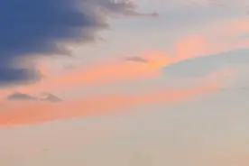 美！夕阳绿道滑板少年的浪漫画面图片