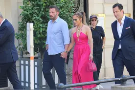 大本与妻子巴黎度蜜月！53岁洛佩兹大秀热辣身材图片