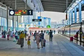 新疆：旅游专列“喀什号”首发图片