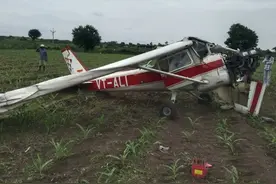 印度航空学院教练机坠毁 女飞行员受伤图片