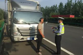 男子在合肥绕城高速上停车睡大觉 无视安全被处罚图片