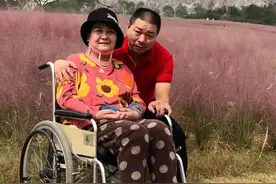 江苏一男子把过世妻子照片设成手机壁纸 看着照片偷偷流泪图片