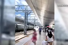现场！高铁进站女孩无意间越过警戒线 工作人员狂奔将其一把拉回图片