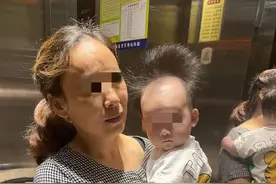 女婴发型竖起如同遭遇静电，母亲：系胎发，医生说正常图片