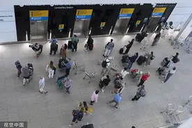 为躲排队装瘸？英国希思罗机场许多乘客坐轮椅，只为快速登机图片