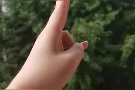 巧了！杭州一女生对空结手印几秒下起大雨，网友：快来我们这比划图片