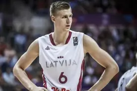 波尔津吉斯：我迫不及待穿上国家队球衣，与队友享受篮球图片