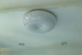 长沙女子投诉：楼上漏水，自家变水帘洞，邻居还玩消失？图片