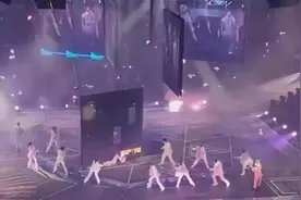 电子大屏掉落砸伤两名演员，香港红馆演唱会4天连出3起舞台问题图片