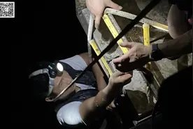 夜钓有风险 消防员深夜出警助三人脱困图片