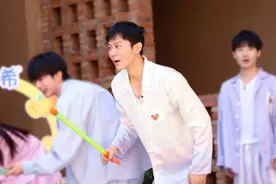 《奔跑吧》第十季即将暖心收官：不可错过的吐鲁番奇遇记！蓝天下图片