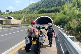 这下尴尬了，女骑手的拉风摩托车“趴窝”在隧道口图片