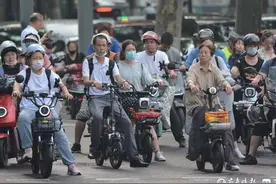 电动车戴头盔相关法规施行近3个月，济南街头情况如何？图片