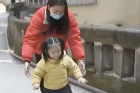 因穿衣服太慢向妈妈道歉的小女孩，这次说“妈妈我给你个惊喜，你看着哟！”图片